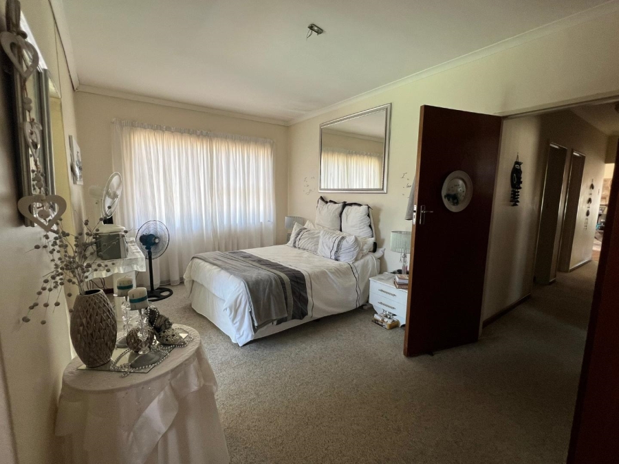 To Let 4 Bedroom Property for Rent in Rowallan Park Eastern Cape